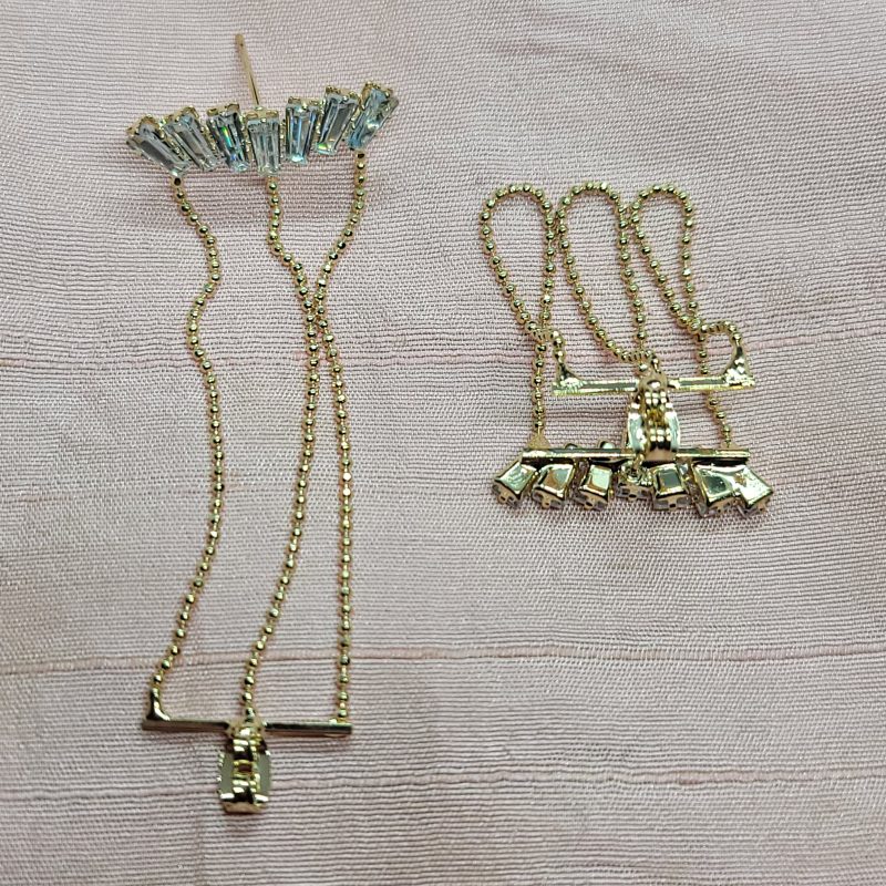 Chic Clustered Ear Cuff - Image 2