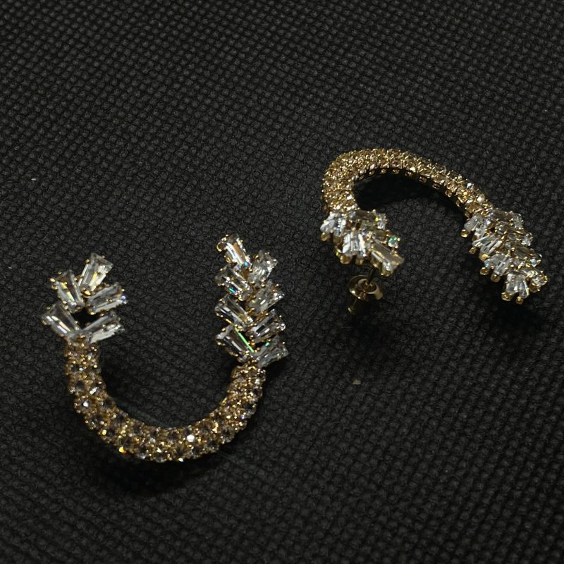 U-shaped Gold Crystal Earring - Image 3